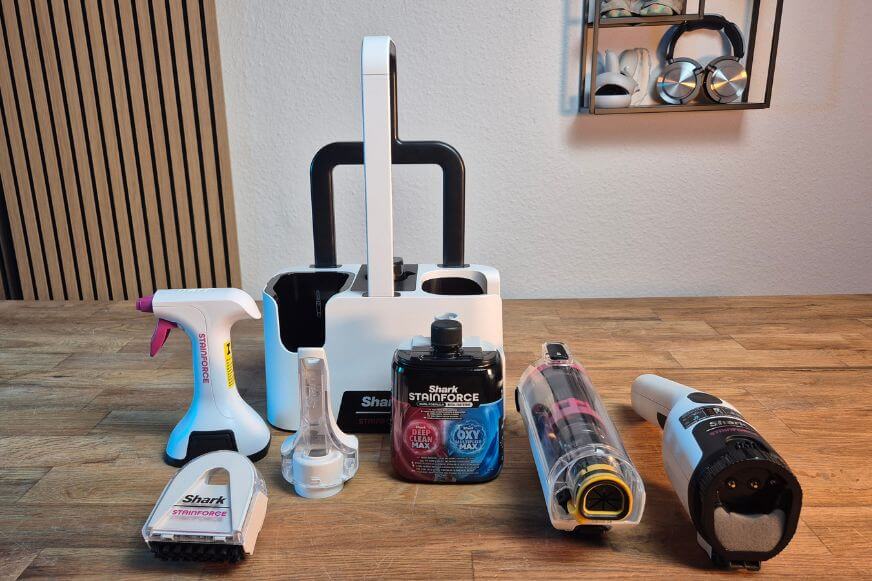 Lieferumfang des Shark Stainforce – Hauptgerät, Aufbewahrungshalterung, zwei Aufsätze und Doppelformel-Spray.